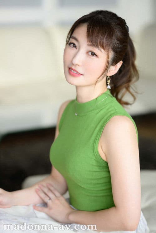 ROE-138 A married woman who has both adult sex appeal and cuteness that makes her college student lover crazy. Sawano Kanoka 42 Years Old AV DEBUT - Kano Sawano